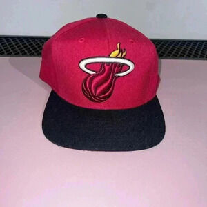 Vintage Miami Heat NBA Two Tone Red Black Adjustable Snapback Hat‎ Cap NOFA